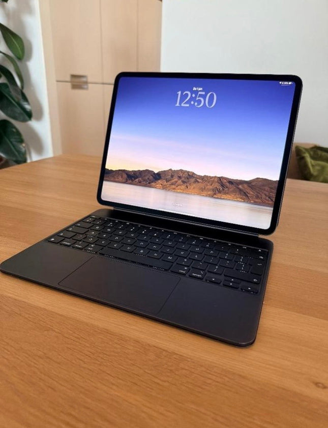 iPad Pro 13 2024  M4 256GB + Magic Keyboard - Compleet!