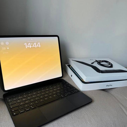 iPad Pro 13 2024 M4 256GB + Magic Keyboard - Compleet!