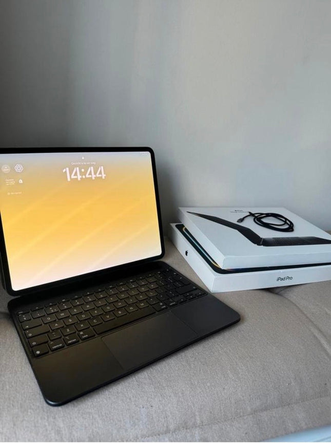 iPad Pro 13 2024 M4 256GB + Magic Keyboard - Compleet!